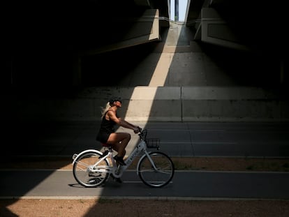 Una ciclista, en un paso subterráneo de la población en Tulsa.