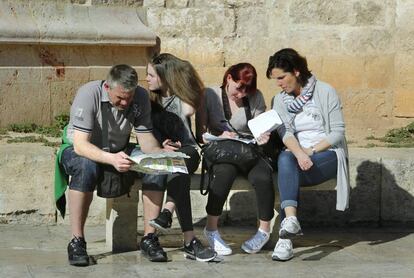 Una familia, de turismo por Valencia. 