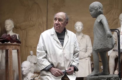 El artista Francisco López Hernández, en su estudio de Madrid, en enero de 2016.