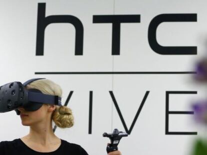 Una mujer prueba un par de gafas de realidad virtual producidas por la taiwanesa HTC, durante una feria de electrónica celebrada el verano pasado en Colonia, Alemania.