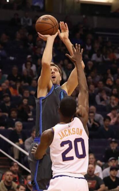 Nowitzki, ante Phoenix Suns