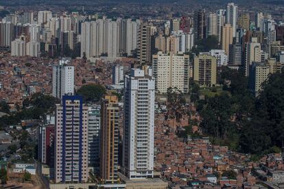 El trayecto era de 10 kilómetros y llevó, en total, casi una hora y media: solo tres minutos de ese tiempo fueron de vuelo. En coche, el trayecto hubiera tardao unos 15 mintuos, 30 en hora punta siendo muy pesimistas. De haber usado UberX, el servicio de coche más económico de la aplicación, la carrera habría salido por 24 reales (7,38 dólares). En autobús público, el trayecto habría sido de 40 minutos y hubiera costado 3,80 reales.