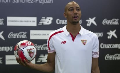 Nzonzi, el día de su presentación con el Sevilla.