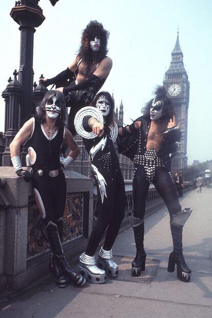 Peter Criss, Paul Stanley, Ace Frehley y Gene Simmons, miembros de Kiss, en Londres en 1976.
