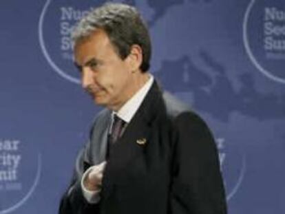 El presidente del Gobierno, José Luis Rodríguez Zapatero, al inicio de la rueda de prensa que ofreció hoy con motivo de su asistencia a la Cumbre sobre Seguridad Nuclear que se celebra en Washington