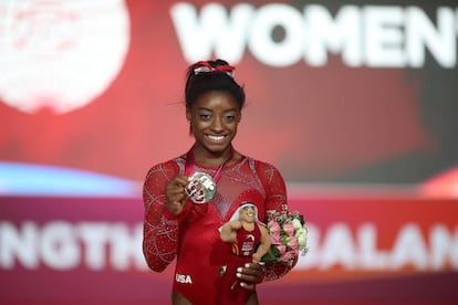 Simone Biles posa con su medalla durante una competición en Doha a finales de 2018.