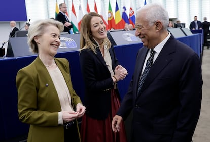 La presidenta de la Comisión Europea, Ursula von der Leyen, charla con la presidenta del Parlamento Europeo, Roberta Metsola, el el presidente del Consejo Europeo, Antonio Costa.