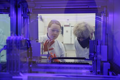 El primer ministro británico, Boris Johnson, observa una máquina de diagnóstico por PCR, en un laboratorio durante su visita a Public Health England, en Salisbury (Reino Unido). Las autoridades sanitarias británicas han constatado este jueves una ligera disminución de sus fallecimientos diarios a consecuencia de la covid-19, con 498 frente a los 700 registrados durante la jornada anterior.