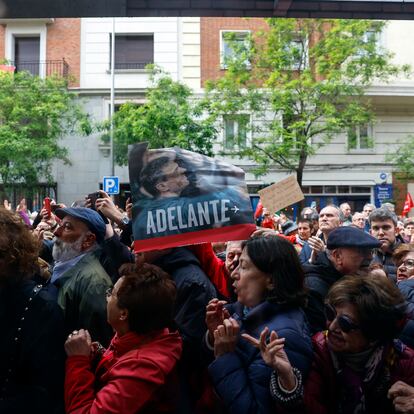 Un simpatizante socialista sujeta una imagen de Pedro Sánchez frente a la sede del partido en Madrid, el sábado.