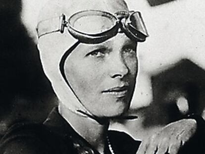 Amelia Hearhart se estrelló en el Pacífico en 1937. Roosevelt autorizó una búsqueda de su avión con 9 barcos y 66 aviones que costó 4 millones de dólares de la época y se abandonó a los 15 días.