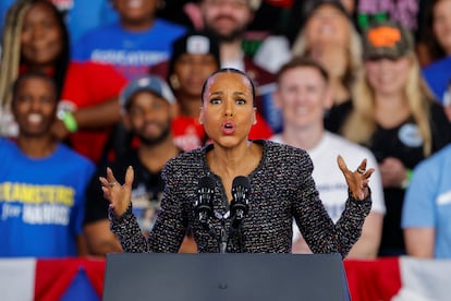 La actriz Kerry Washington, durante el mitin de Kamala Harris en Charlotte (Carolina del Norte).