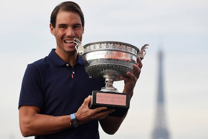 Rafael Nadal, este lunes en París, con la copa de Roland Garros.