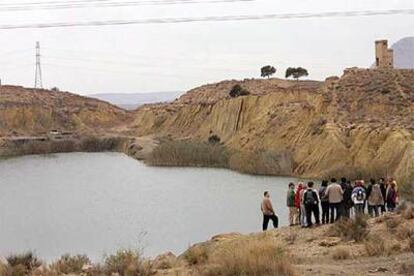 Un grupo de ecologistas en las lagunas de Rabassa.