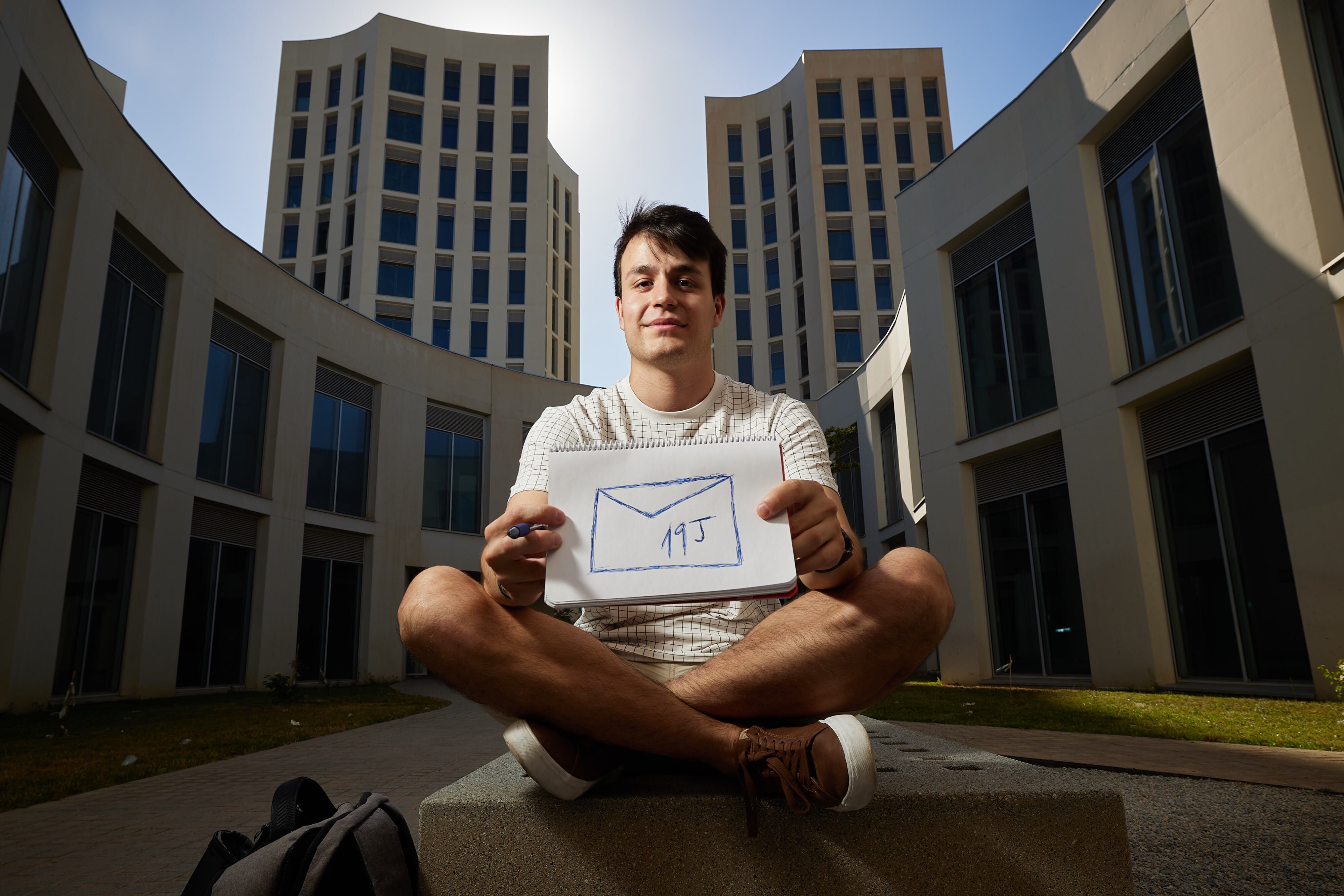 Juan Sánchez Fernández, estudiante de informática de la Universidad de Granada y votante primerizo en las elecciones del 19 de junio, posa junto a la facultad del PTS de Granada. 