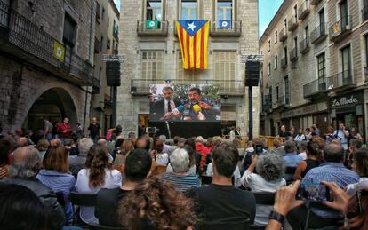 Ve&iuml;ns de Girona segueixen una jornada al Parlament des de la pla&ccedil;a del Vi. 