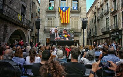 Veïns de Girona segueixen una jornada al Parlament des de la plaça del Vi.