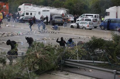 Los manifestantes arrojan piedras a los Mossos y estos responden con balas de foam.