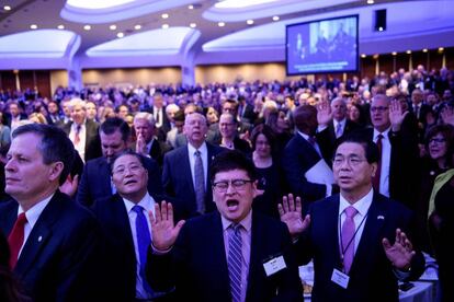 Participantes del Desayuno de Oración Nacional cantan 'Amazing Grace', durante el encuentro en el Washington Hilton, en Washington DC.