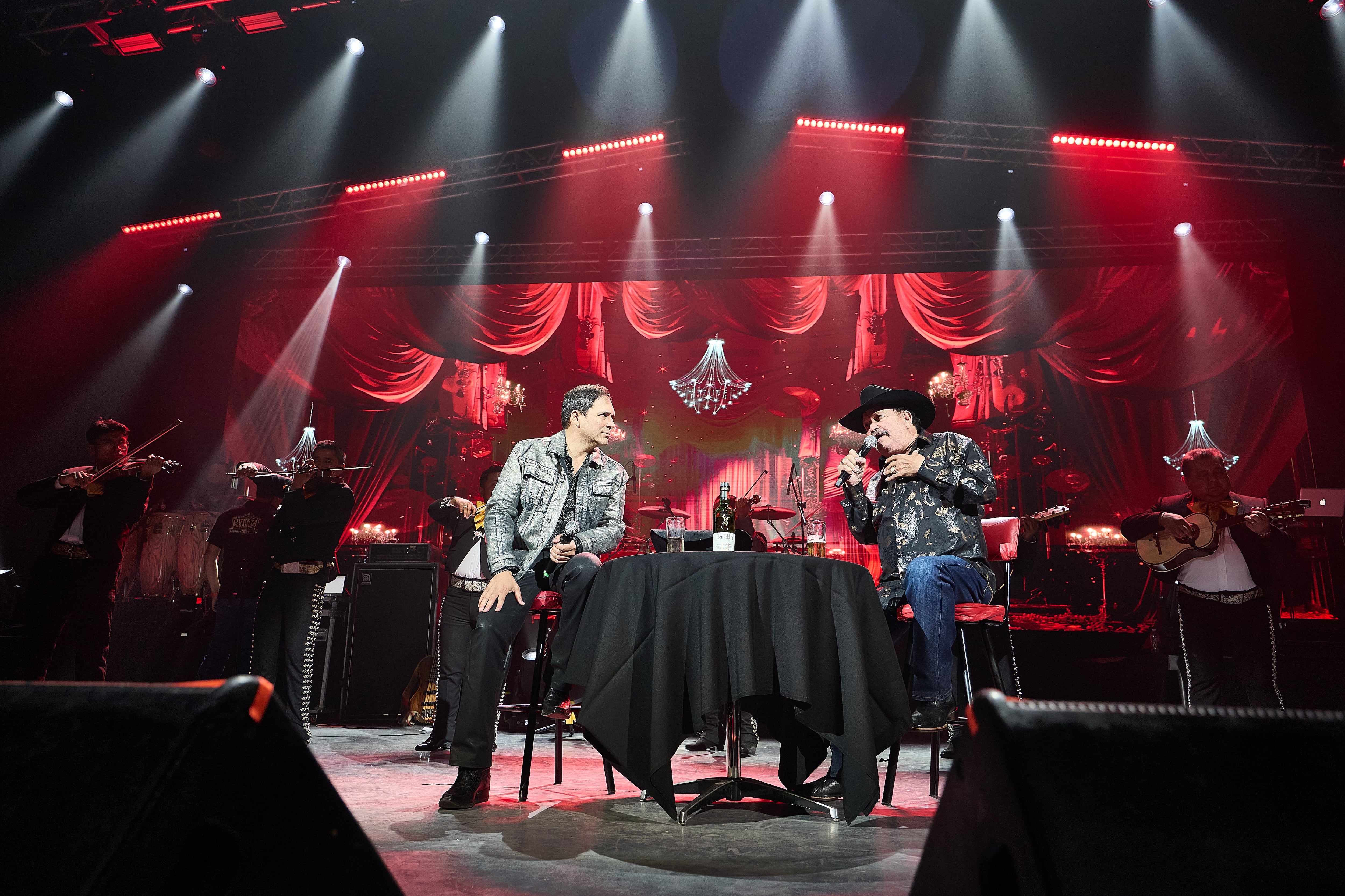 Bobby Pulido escucha a su padre Roberto Pulido durante su concierto en Puebla.