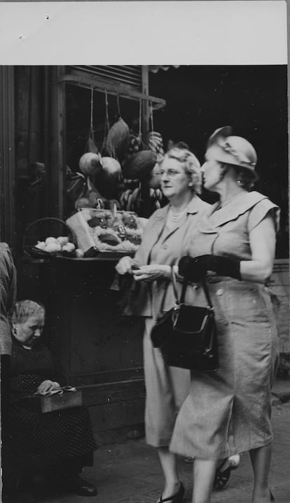 'La Rambla' (1956), fotografía inédita de Ramón Masats que puede verse en la exposición de Foto Colectania. Esta imagen es una copia de época en la que se aprecian en la esquina superior izquierda los agujeros de la grapa con la que el fotógrafo agrupó 15 fotos de este trabajo.