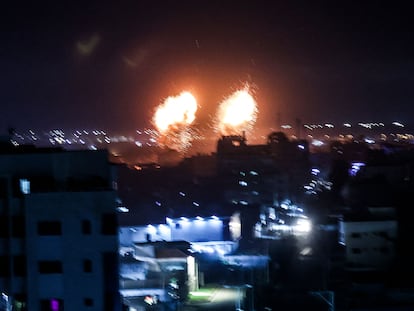 Explosión de misiles israelíes en la franja de Gaza, esta madrugada.