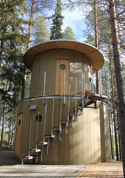 Los huéspedes del Tree Hotel pueden disfrutar de sauna y spa; para ello solo tienen que caminar un rato por el bosque. Este espacio común para la relajación rodeado de árboles, obra del Bertil Harström (<a href="http://inredningsgruppen.se" rel="nofollow" target="_blank">http://inredningsgruppen.se</a>), está realizado con madera, fiel al concepto de arquitectura sostenible que define a este hotel de Suecia.