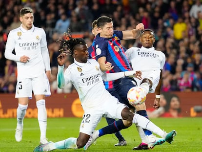 Robert Lewandowski en una acción con Camavinga y David Alaba durante el partido de semifinal de la Copa del Rey entre el Real Madrid y el Barcelona