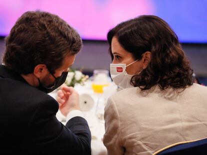Pablo Casado e Isabel Díaz Ayuso charlan en el desayuno de Forum Europa del martes.