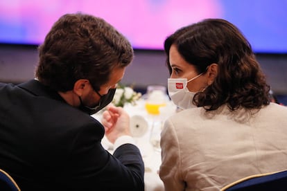Pablo Casado e Isabel Díaz Ayuso charlan en el desayuno de Forum Europa del martes.