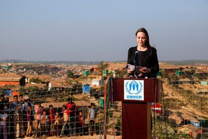 La actriz estadounidense Angelina Jolie, enviada especial de la Agencia de las Naciones Unidas para los Refugiados (Acnur), da una rueda de prensa tras visitar el campamento Kutupalong de refugiados rohinyás en Teknuf (Bangladesh). 