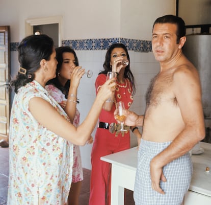 El torero español Antonio Ordóñez con con su esposa Carmina y sus hijas Belén y Carmen (Carmina Ordoñez, de rojo), en su finca de Medina-Sidonia, en 1972 en Cádiz.
