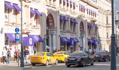 Coches y tiendas de alta gama, en una céntrica calle de Moscú.