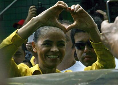 Depois de votar, Marina Silva, presidenciável pelo PSB, cumprimenta o público nas ruas.