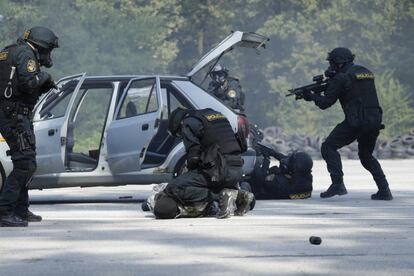 Miembros de la Polic&iacute;a de Bosnia, en un simulacro realizado el pasado 8 de septiembre, mientras crece la tensi&oacute;n por las demandas secesionistas. 
 