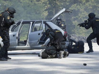 Miembros de la Polic&iacute;a de Bosnia, en un simulacro realizado el pasado 8 de septiembre, mientras crece la tensi&oacute;n por las demandas secesionistas. 
 