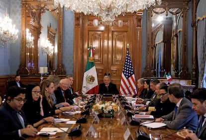 López Obrador con la delegación estadounidense, liderada por Antony Blinken, y el equipo de trabajo mexicano, el 27 de diciembre en Palacio Nacional.