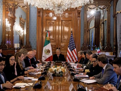 López Obrador con la delegación estadounidense, liderada por Antony Blinken, y el equipo de trabajo mexicano, el 27 de diciembre en Palacio Nacional.