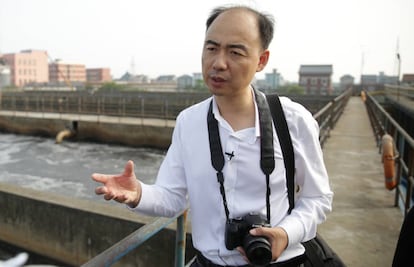 Ma Jun, en una salida para documentar las empresas contaminantes chinas.