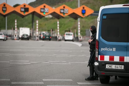 Un mosso hace guardia frente al peaje de la AP-7, a su paso por Martorell, en una imagen de archivo