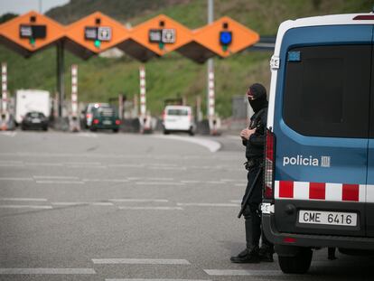 Un mosso hace guardia frente al peaje de la AP-7, a su paso por Martorell, en una imagen de archivo