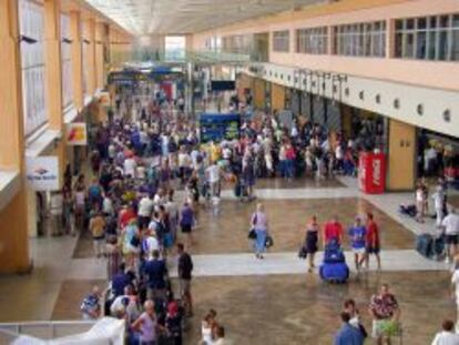 Turistas en la terminal del aeropuerto Tenerife-Sur. 