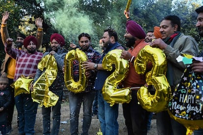 Varios hombres con globos del año 2023 en Amritsar (India). 