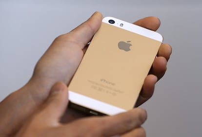 El iPhone 5s se puede comprar con un acabado dorado, un guiño al mercado chino