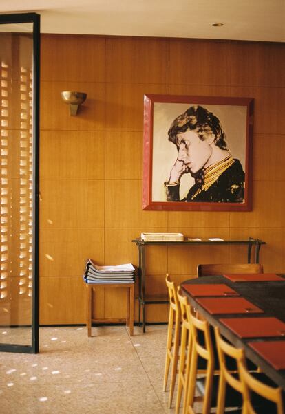 Protegido del exterior por una celosía de terracota, El 'Warhol' de Yves Saint Laurent preside la sala de reuniones del museo del diseñador en Marrakech.