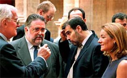 El presidente de la RAE, Víctor García de la Concha (izquierda), con Manuel Tarancón y la presidenta de la AVL, Ascensión Figueres.