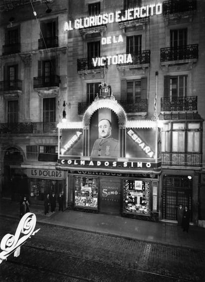 Fachada de un edificio en la calle Gran de Gràcia, 1940.