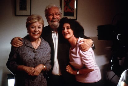 El director Luis García Berlanga junto a las actrices Amparo Soler Leal (i) y Concha Velasco (d). durante el rodaje de la comedia 'París-Tombuctú', con la que su director, Luis García Berlanga, ha vuelto a Peñíscola