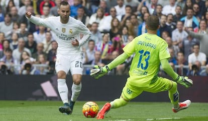 Jesé remata ante Javi Varas.