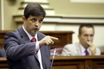 El consejero de Hacienda, Javier González Ortiz, durante su intervención en el pleno del Parlamento de Canarias celebrado hoy en Santa Cruz de Tenerife.