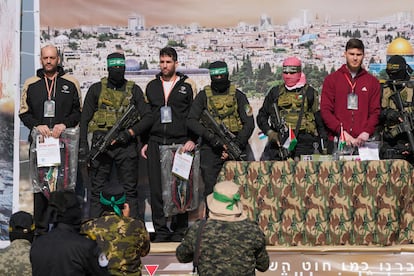 Desde la izquierda, los rehenes liberados Iair Horn, Sagui Dekel Chen y Alexander Troufanov, este sábado en Jan Yunis (Gaza). 